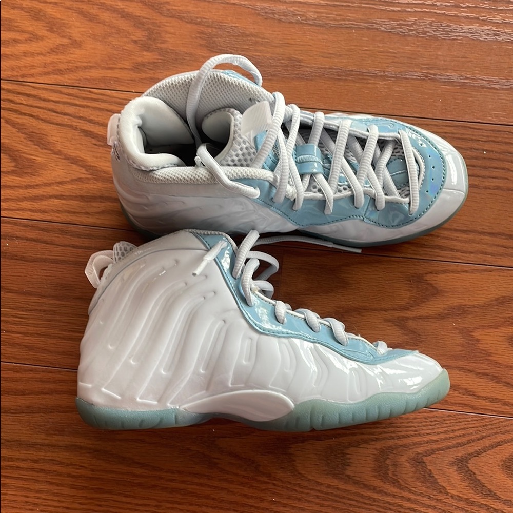 Nike Little posite one White Aura Kids Sneakers in Sky Blue and White
